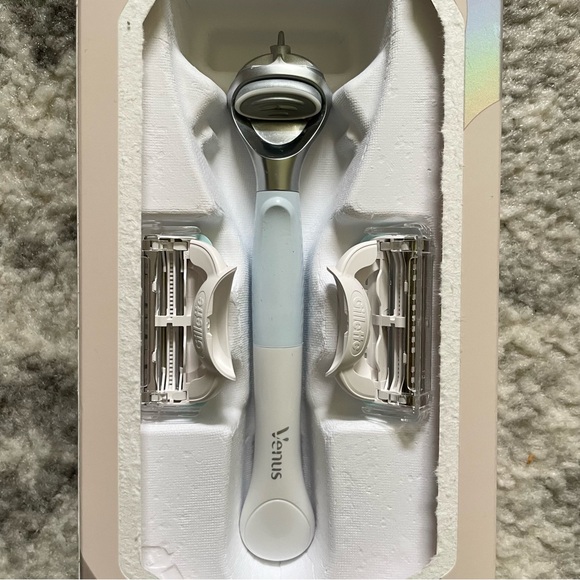 Gillette Venus for Women, Bikini Pubic Hair and Skin - Picture 3 of 4